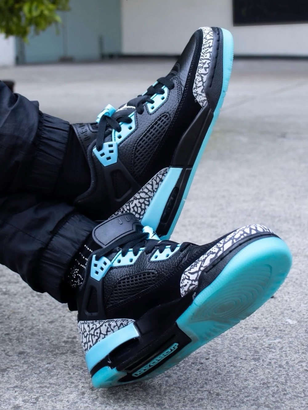 Jordan Spizike Low - Picture 4 of 10